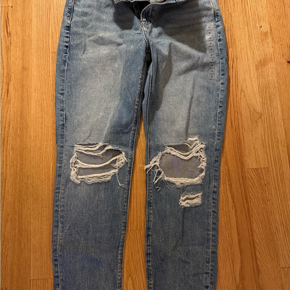 American Eagle Outfitters Light Blue Denim Jeans, Mom Jean, Size 6 Regular. BNWT